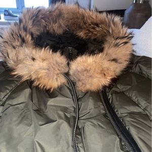 Size LARGE. Coat is in great condition feel free to send offers!